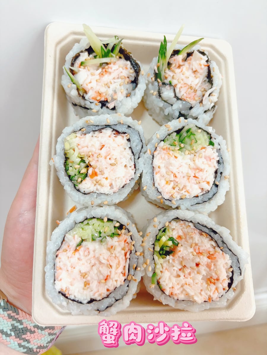 蟹肉沙拉紫菜包饭装在透明餐盒中，内馅饱满