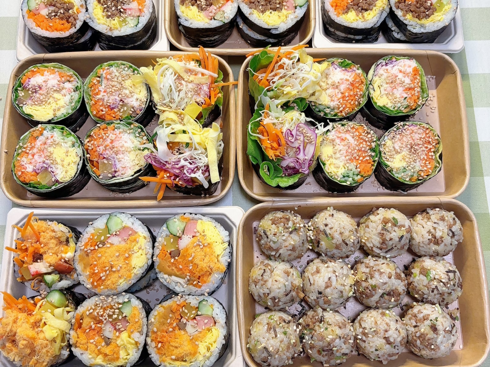 多款现做紫菜包饭与牛肉饭团组合展示